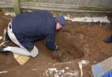 Esclarecen un asesinato en Nueva York en 1976 gracias a genealogía forense muestra a un perito mientras desentierra los restos del veterano de la Primera Guerra Mundial George Clarence Seitz
