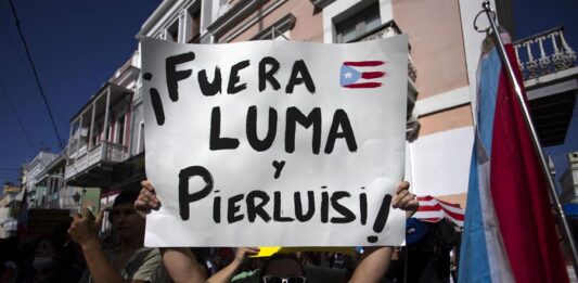 puertorriqueños protestan de nuevo contra la compañía eléctrica (1)