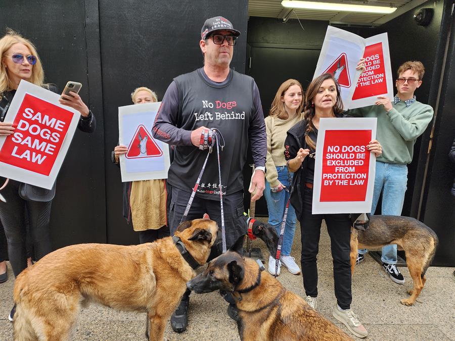 un grupo de personas participa en una concentración en demanda de incluir en el proyecto de ley relacionado con la defensa de los animales a perros de caza (1)
