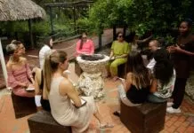 Mujeres de varios países iberoamericanos realizan ejercicios de relajación (2)