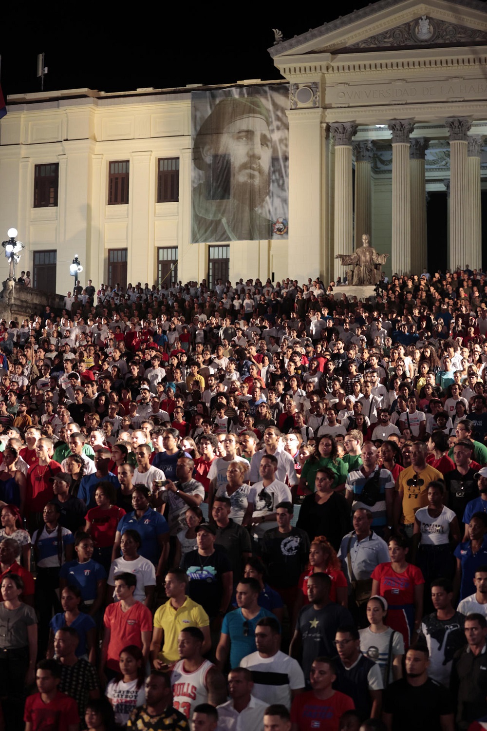 Cientos de cubanos participan en un acto de conmemoración hoy, durante el 6to aniversario de la muerte de Fidel Castro, en La Habana (Cuba).
