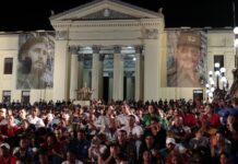 Cientos de cubanos participan en un acto de conmemoración hoy, durante el 6to aniversario de la muerte de Fidel Castro, en La Habana (Cuba).