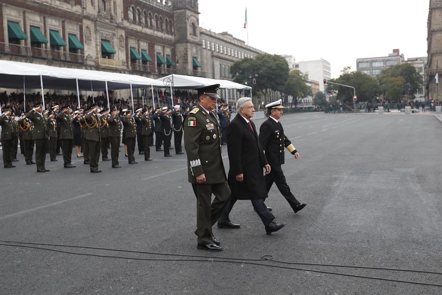Andrés Manuel López Obrador (c), acompañado del Secretario de la Defensa Nacional,