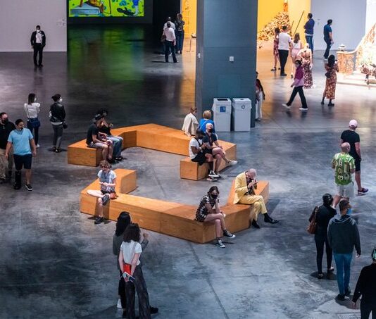 Art Basel cumple 20 años cargados de espíritu festivo en Miami Beach Art Basel