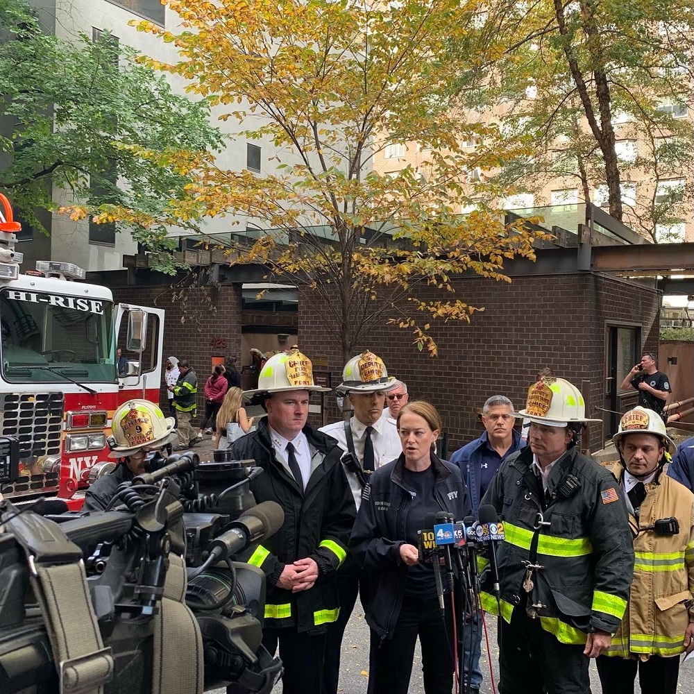 Bomberos de Nueva York-Foto twitter Un total de 38 personas han tenido que ser atendidas este sábado por los servicios médicos en el barrio neoyorquino de Manhattan como consecuencia de un incendio provocado por una batería de litio de una bicicleta eléctrica, informó el Departamento de Bomberos de Nueva York.