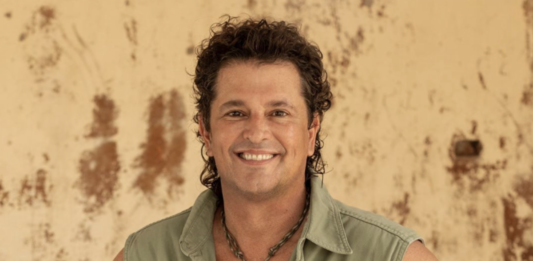 El colombiano Carlos Vives publicó este viernes el sencillo "Tumbando muros", la primera canción original que se publica de la serie "El club de los graves" y que se estrenará el próximo 30 de noviembre por la plataforma Disney +, con el cantautor como protagonista.