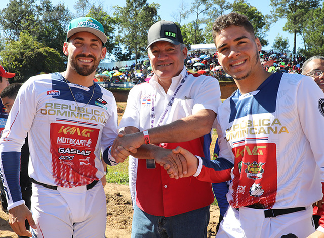 Carlos A . Finke presidente de la FDM , motiva a sus pilotos dominicanos Franklin Nogeras y Darnell Lantigua antes de la carrera