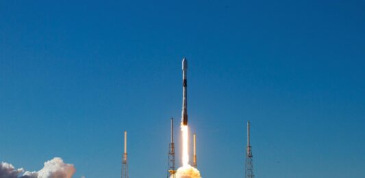 El lanzamiento de la misión CRS-26 de la compañía privada SpaceX con destino a la Estación Espacial Internacional (EEI), cuyo objetivo es llevar a la tripulación instalada en el laboratorio material para investigaciones científicas, suministros y equipos, despegó con éxito este sábado.