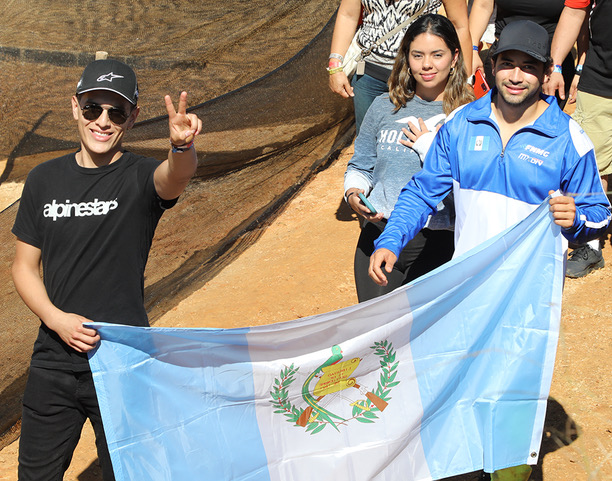 Desfilo la delegación de Guatemala con sus pilotos Rodrigo Bardales, José M Lopez y su madrina