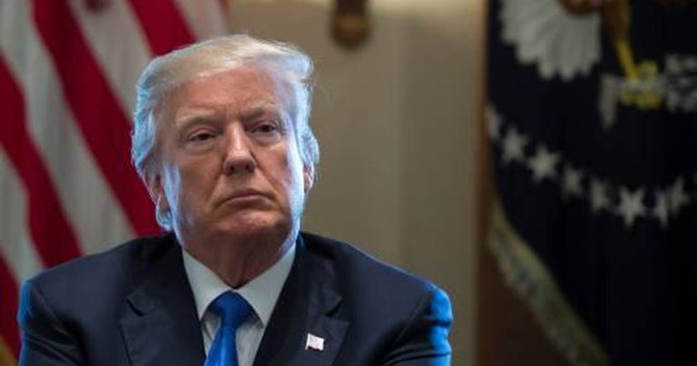 Donald-Trump-10 El comité legislativo que investiga el asalto al Capitolio extendió este viernes por una semana la fecha límite que dio al expresidente Donald Trump para cumplir con una citación a entregar documentos.