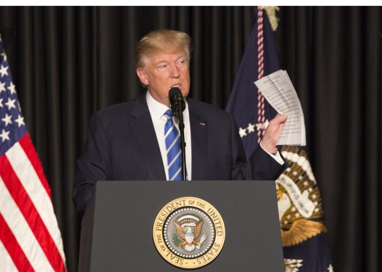 Donald-Trump-2 El fiscal general de Estados Unidos, Merrick Garland, anunció hoy la designación de un fiscal especial que investigará al expresidente del país Donald Trump por su posible implicación en el asalto al Capitolio y por los documentos clasificados hallados en su residencia de Florida.