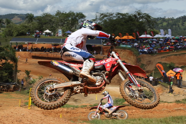 EL piloto Franklin Noguera con el numero 1 revalido su titulo ganando las dos mangas de la categoría MX-1