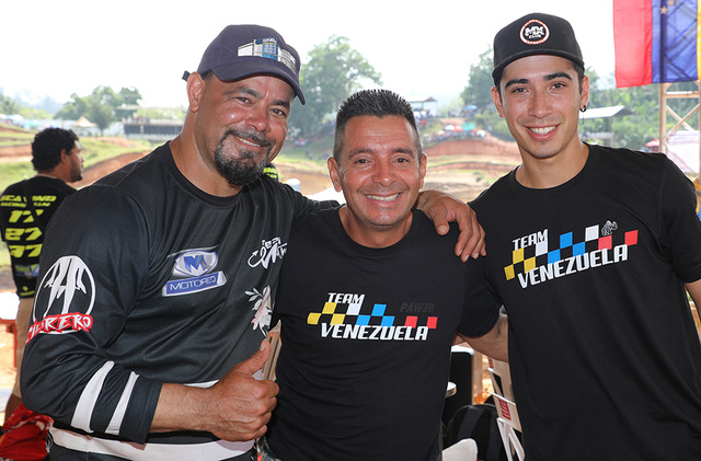 EL promotor de la carrera Sr. Vicente Fernández (izquierda), felicitó al equipo de Venezuela que son los nuevos campeones Latinoamericanos 2022