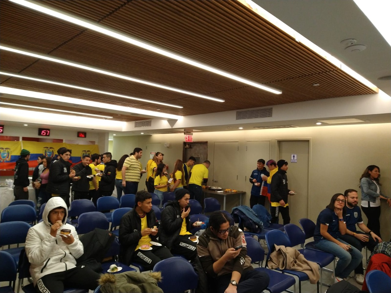 Ecuatorianos viven su pasi&oacute;n por el f&uacute;tbol (1).