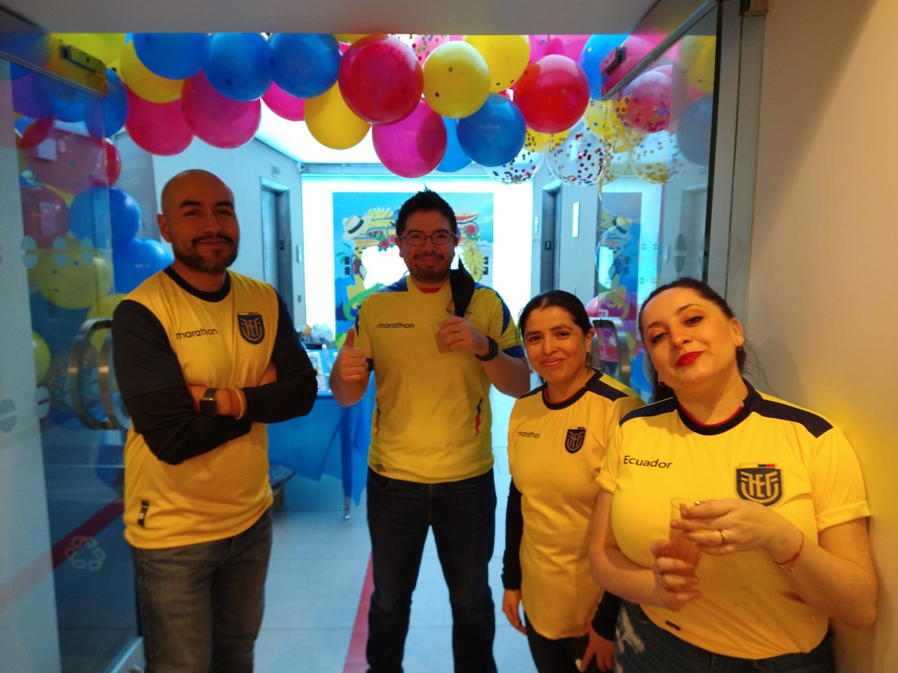 Ecuatorianos viven su pasi&oacute;n por el f&uacute;tbol (1).