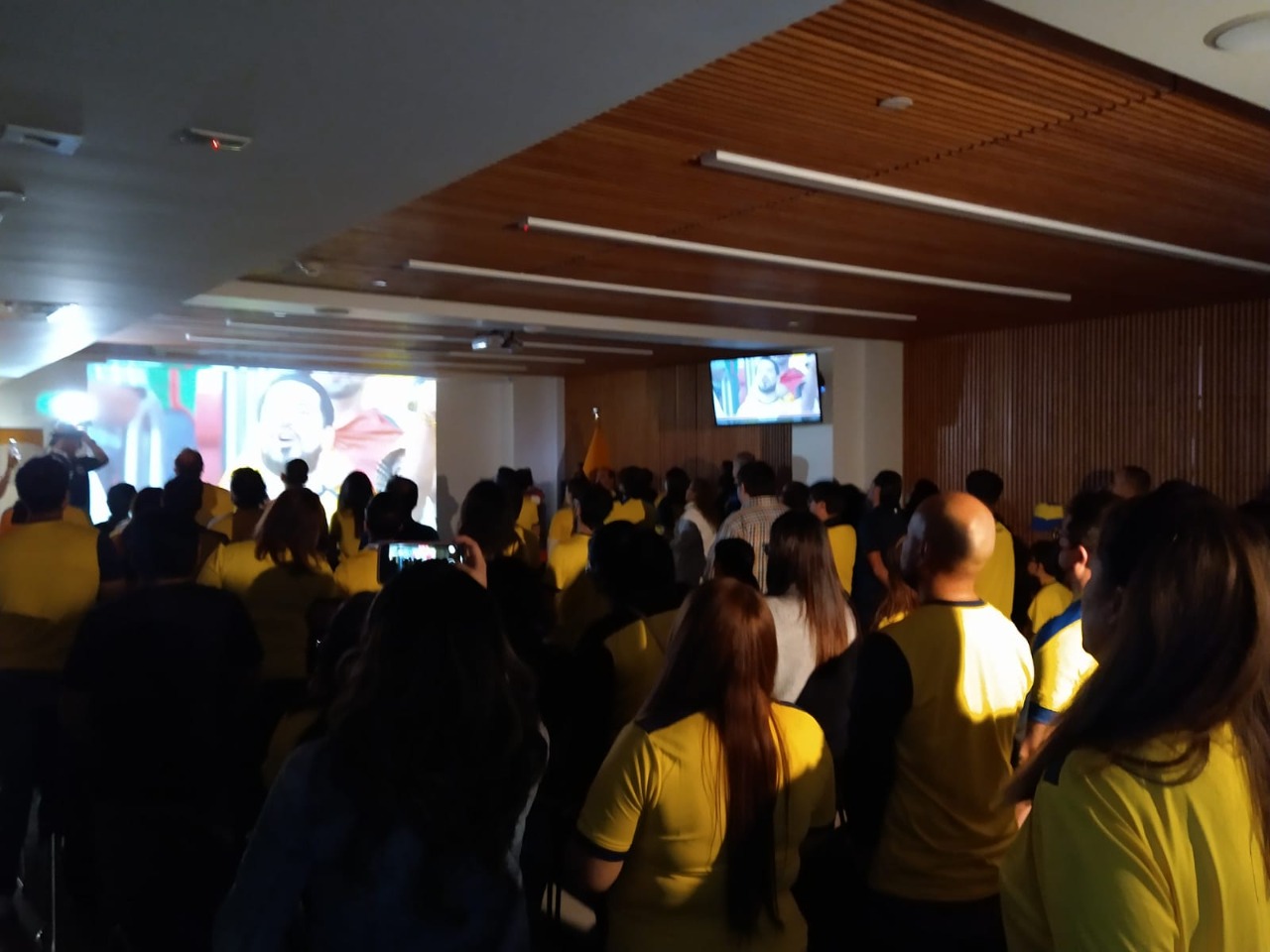Ecuatorianos viven su pasi&oacute;n por el f&uacute;tbol (1).