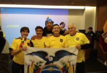 Ecuatorianos viven su pasión por el fútbol (9).