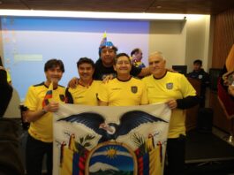 Ecuatorianos viven su pasión por el fútbol (9).