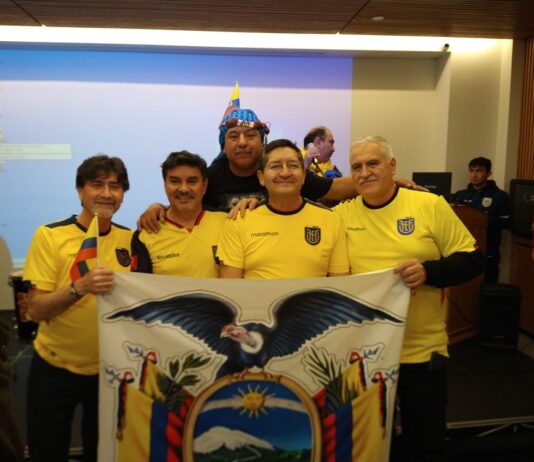 Ecuatorianos viven su pasión por el fútbol (9).