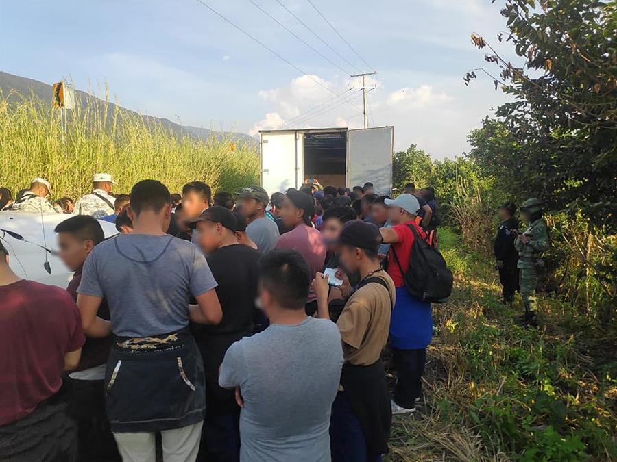 Ejercito Mexicano junto a migrantes rescatados de un camión en una carretera de Chiapa de Corzo inmigrantes