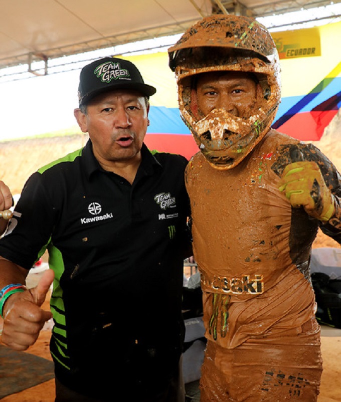 El Ecuatoriano Andres Benenaula de la categoría MX-1 es felicitado por su padre al concluir la carrera de puro lodo y ganar el tercer lugar en el campeonato Latinoamericano .
