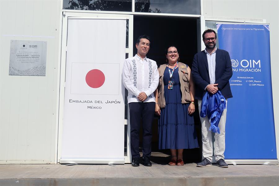 El Embajador de Jap&oacute;n en M&eacute;xico, Noriteru Fukushima (i), la coordinadora general de Hospitalidad y Solidaridad, Fernanda Acevedo (c) y el Jefe Adjunto de la Organizaci&oacute;n Internacional para las Migraciones