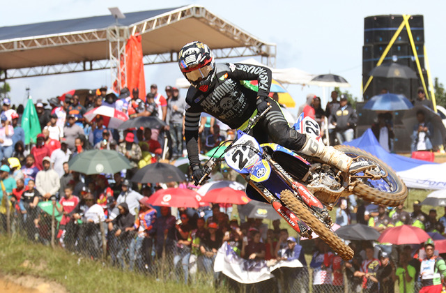 El Piloto Carlos Badiali, de Venezolana ejecuta un salto para subir la adrenalina del público.