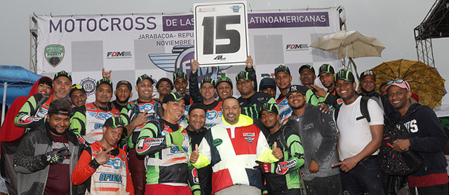El director técnico Gian Carlos (centro) junto a los oficiales banderilleros celebran que el evento fue un éxito y no tuvieron que utilizar los paramédicos tampoco