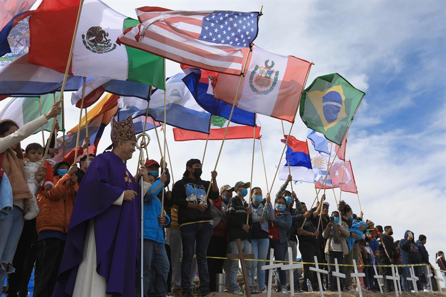 El obispo de Ciudad Ju&aacute;rez, Jos&eacute; Guadalupe Torres Campos (i), participa en una misa binacional de migrantes
