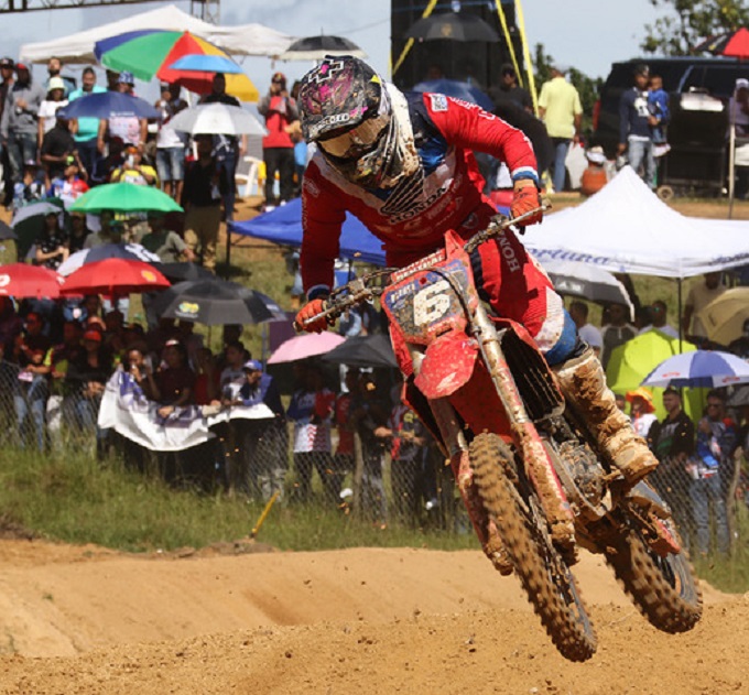 El piloto Nicolas Merchan , demostrando su talento por el equipo de Ecuador en la categoría MX-2 .