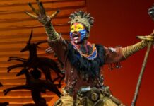El Rey León cumple 25 años y lo celebra en tres continentes El musical El Rey León cumplirá mañana 25 años desde su estreno en 1997 y lo celebra en tres continentes donde la obra aún sigue representándose, después de aportar a la cultura universal personajes como Simba o canciones como "Hakuna Matata".
