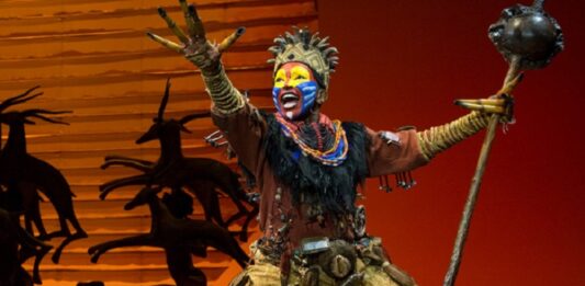 El musical El Rey León cumplirá mañana 25 años desde su estreno en 1997 y lo celebra en tres continentes donde la obra aún sigue representándose, después de aportar a la cultura universal personajes como Simba o canciones como "Hakuna Matata".