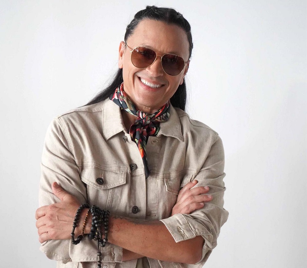 Elvis Crespo Amazon Music estrenó este viernes una nueva versión de