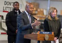 Nueva York se dota de nuevas leyes en su interminable guerra contra las ratas El alcalde de Nueva York, Eric Adams, convirtió hoy en ley cuatro proyectos, como parte de su declarada guerra contra las abundantes ratas que pululan por esta ciudad, que incluyen nuevas normativas sobre las horas en que la basura y los desechos pueden permanecer en las aceras.
