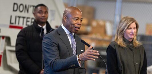 El alcalde de Nueva York, Eric Adams, convirtió hoy en ley cuatro proyectos, como parte de su declarada guerra contra las abundantes ratas que pululan por esta ciudad, que incluyen nuevas normativas sobre las horas en que la basura y los desechos pueden permanecer en las aceras.