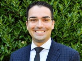 Dimite comisionado de Urbanismo de Nueva York por caso de apuestas ilegales Eric Ulrich.