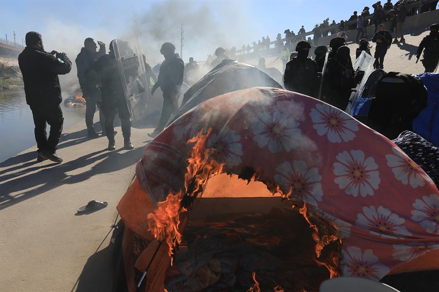 Grupos de migrantes se enfrentan con grupos de la polic&iacute;a antimotines hoy, en la fronteriza Ciudad Ju&aacute;rez (4)
