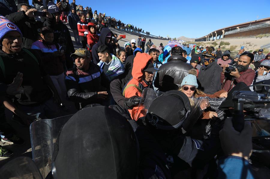 Grupos de migrantes se enfrentan con grupos de la polic&iacute;a antimotines hoy, en la fronteriza Ciudad Ju&aacute;rez (4)