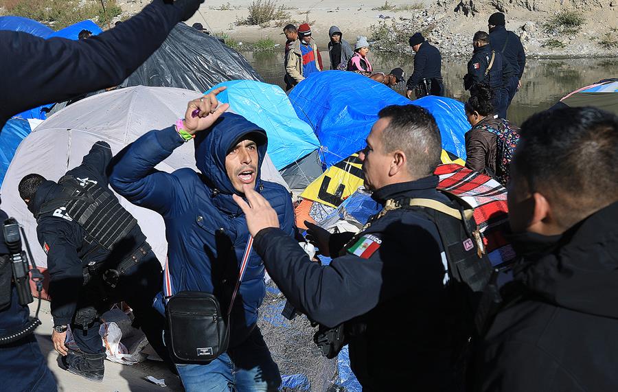 Grupos de migrantes se enfrentan con grupos de la polic&iacute;a antimotines hoy, en la fronteriza Ciudad Ju&aacute;rez (4)
