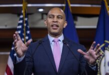 Asaltante del Capitolio indultado por Trump es detenido por amenazar a líder demócrata Hakeem Jeffries