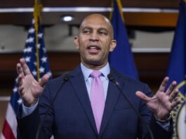 Asaltante del Capitolio indultado por Trump es detenido por amenazar a líder demócrata Hakeem Jeffries