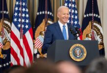 Biden: "Estados Unidos está actuando, todos tienen que actuar" El presidente de los Estados Unidos, Joe Biden, afirmó que "Estados Unidos está actuando y todos tienen que actuar" en la lucha contra el cambio climático y subrayó que "si se puede financiar el carbón en países en desarrollo, no hay razón para no financiar energía verde" en ellos.