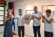 - Joaquín De Luz, segundo a la izquierda, recibiendo el Premio Internacional de Danza Josefina Méndez.