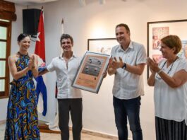 - Joaquín De Luz, segundo a la izquierda, recibiendo el Premio Internacional de Danza Josefina Méndez.