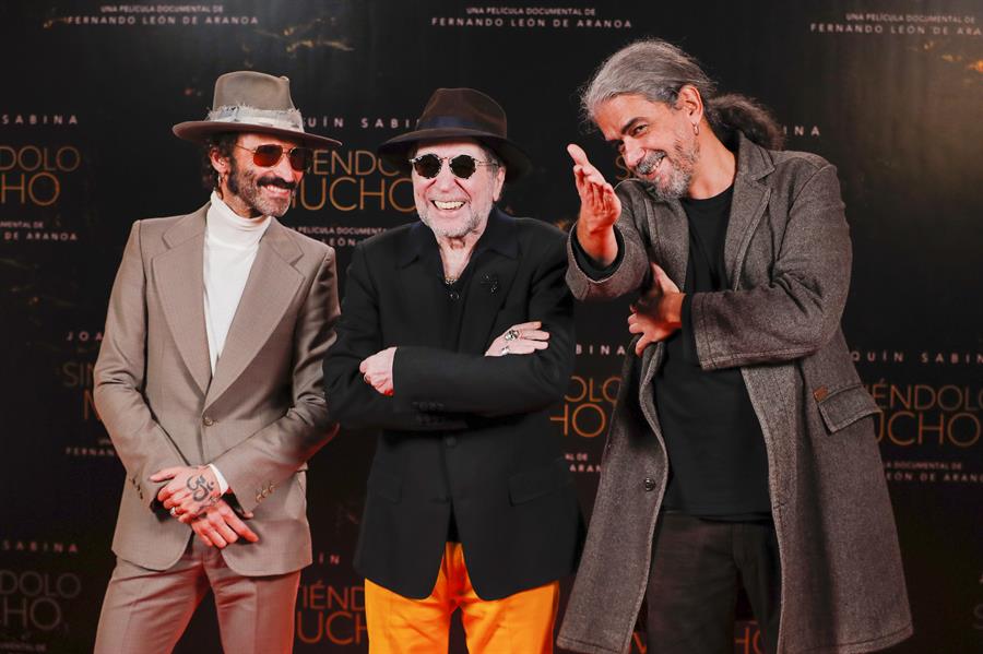 Joaquín Sabina (c) posa junto al director de cine Fernando León de Aranoa (d) y el músico Leiva Joaquín Sabina