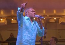 El salsero dominicano José Alberto "El canario" da los últimos toques a un disco de boleros clásicos que grabó a dúo con varios artistas, entre ellos el cubano Pablo Milanés, que murió esta semana tras perder su batalla contra el cáncer.