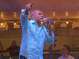 El salsero dominicano José Alberto "El canario" da los últimos toques a un disco de boleros clásicos que grabó a dúo con varios artistas, entre ellos el cubano Pablo Milanés, que murió esta semana tras perder su batalla contra el cáncer.