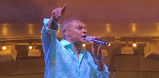 El salsero dominicano José Alberto "El canario" da los últimos toques a un disco de boleros clásicos que grabó a dúo con varios artistas, entre ellos el cubano Pablo Milanés, que murió esta semana tras perder su batalla contra el cáncer.