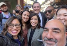 Demócratas Ocasio-Cortez y Hochul unen fuerzas en jornada electoral en Queens Kathy Hochul1.