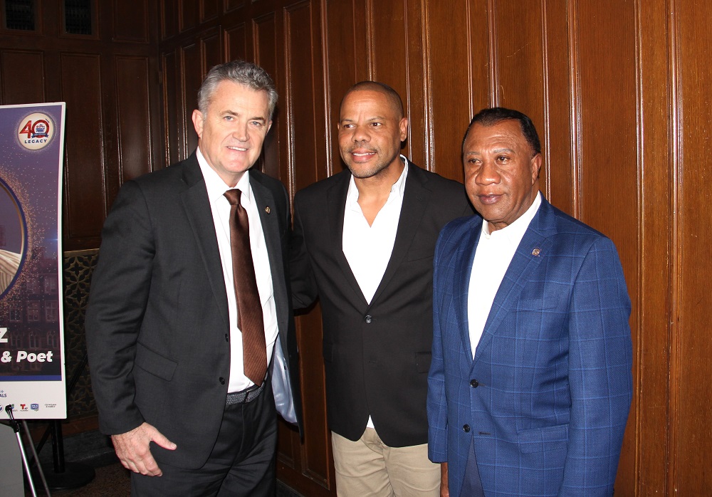 Marco Antonio Valera (primero a la Izq.), en representaci&oacute;n de la Universidad Fordham, salud&oacute; con el cantautor Ra&uacute;l Acosta (centro) y con el Lic. Manuel Lebr&oacute;n (Der.), fundador y presidente de la Dominican-American Chamber of Commerce, quien auspici&oacute; la recepci&oacute;n ofrecida al inicio del programa, provey&oacute; de los equipos de filmaci&oacute;n y ofreci&oacute; una cena de celebraci&oacute;n por tan exitoso evento.